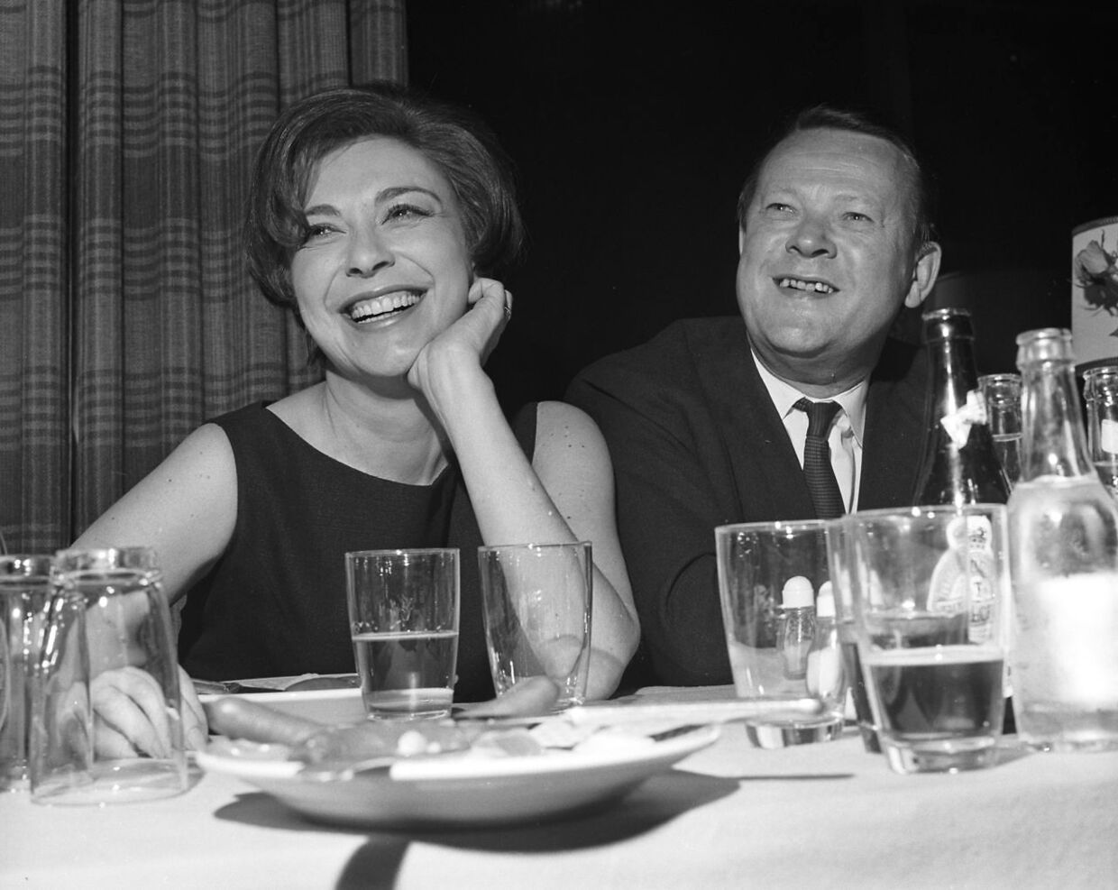 Helle Virkner og Jens Otto Krag blev et af de første celebritypar i Danmark og er ofte blevet sammenlignet med Jackie og John F. Kennedy.
