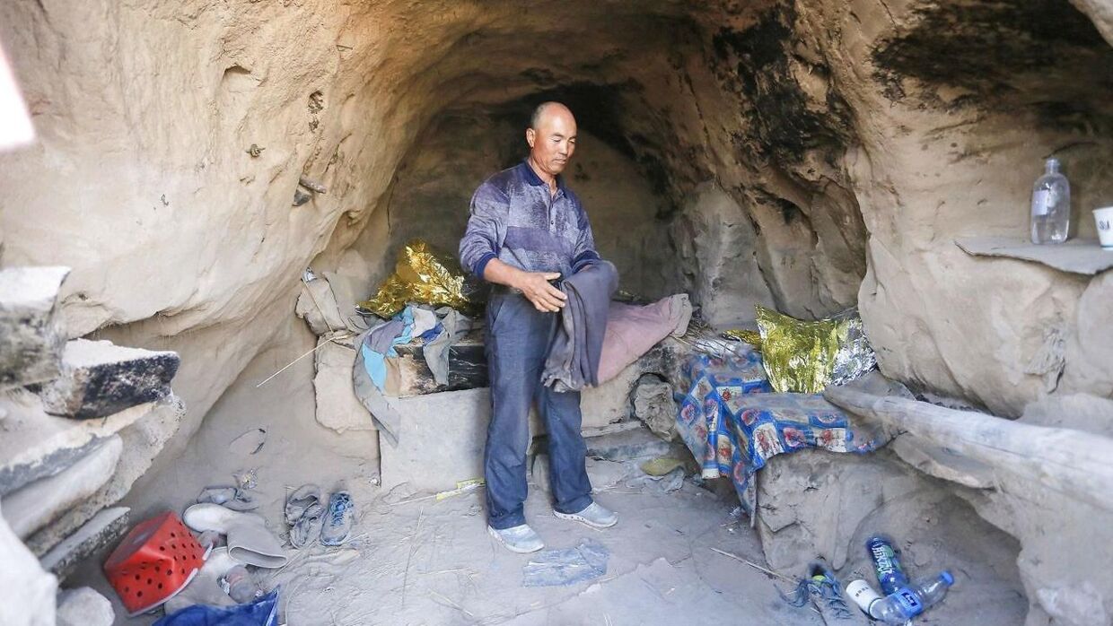 Hyrden Zhu Keming gav husly til flere løbere i sin hulebolig.