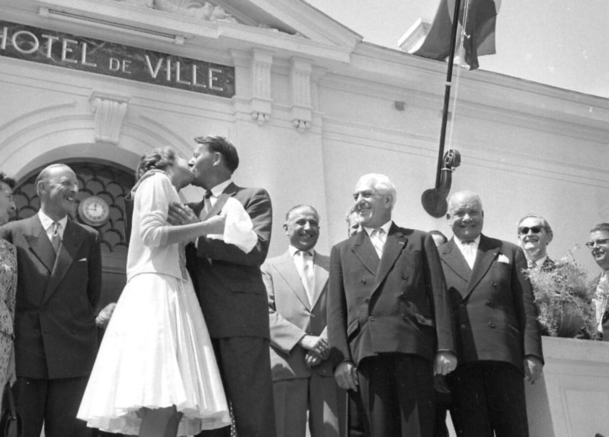 Hele den danske verdenspresse var på pletten, da Jens Otto Krag og Helle Virkner pludselig blev gift på rådhuset i den sydfranske by Roquebrune.