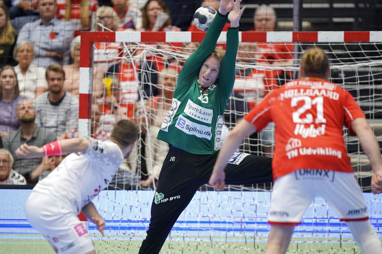 Hverken Mikael Aggefors (billedet) eller Simon Gade fik fat i noget i Aalborg-målet i hjemmekampen mod Veszprem. Henning Bagger/Ritzau Scanpix