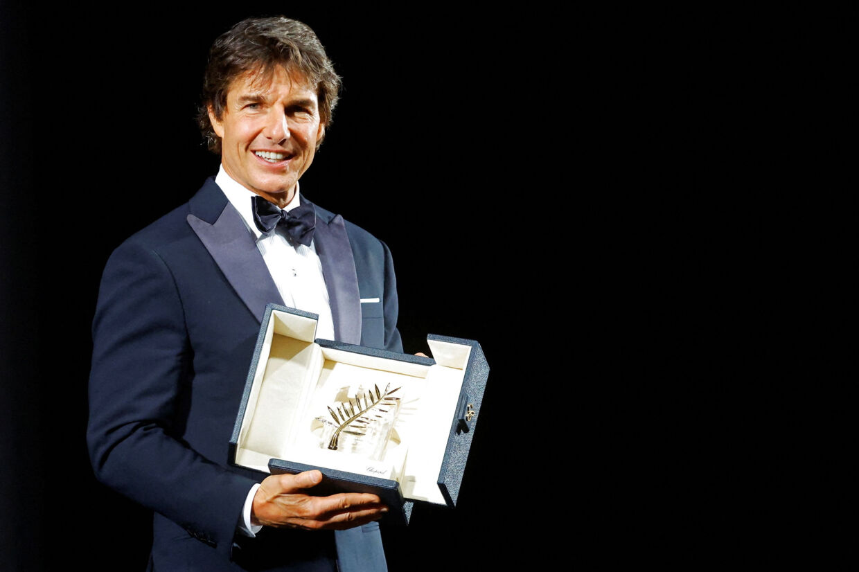 Tom Cruise blev hædret med både jetfly på himlen og tildelingen af en hædersguldpalme onsdag. Det skete på filmfestivalen i Cannes, hvor han deltager i forbindelse med efterfølgeren til blockbusteren Top Gun fra 1986. Stephane Mahe/Reuters