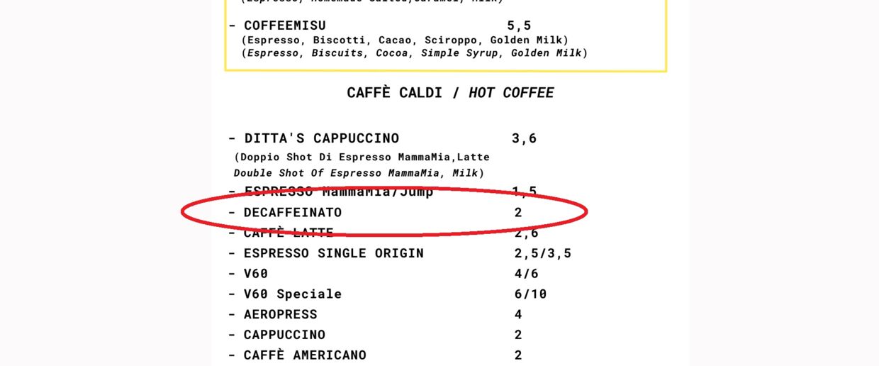 Her er dokumentation for, at prisen på en koffeinfri espresso er at finde på caféens hjemmeside.