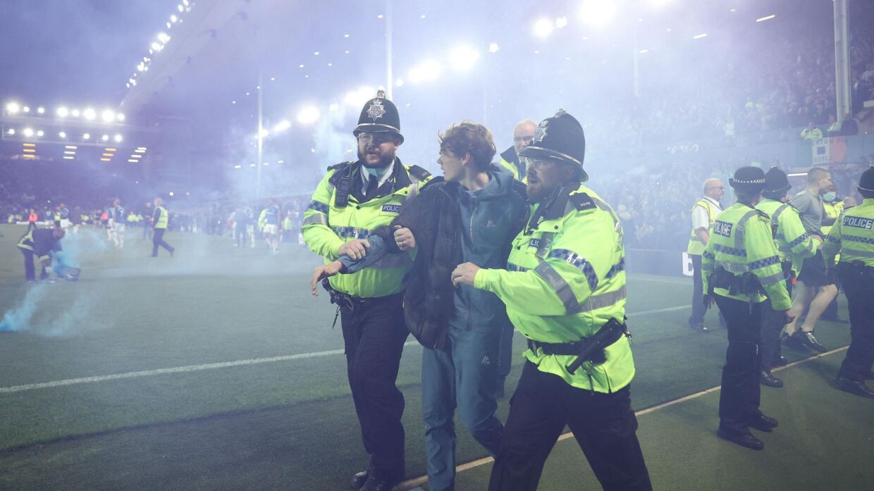 Politiet havde travlt, da Everton torsdag slog Crystal Palace 3-2 og reddede sig en ny sæson i Premier League. Carl Recine/Ritzau Scanpix