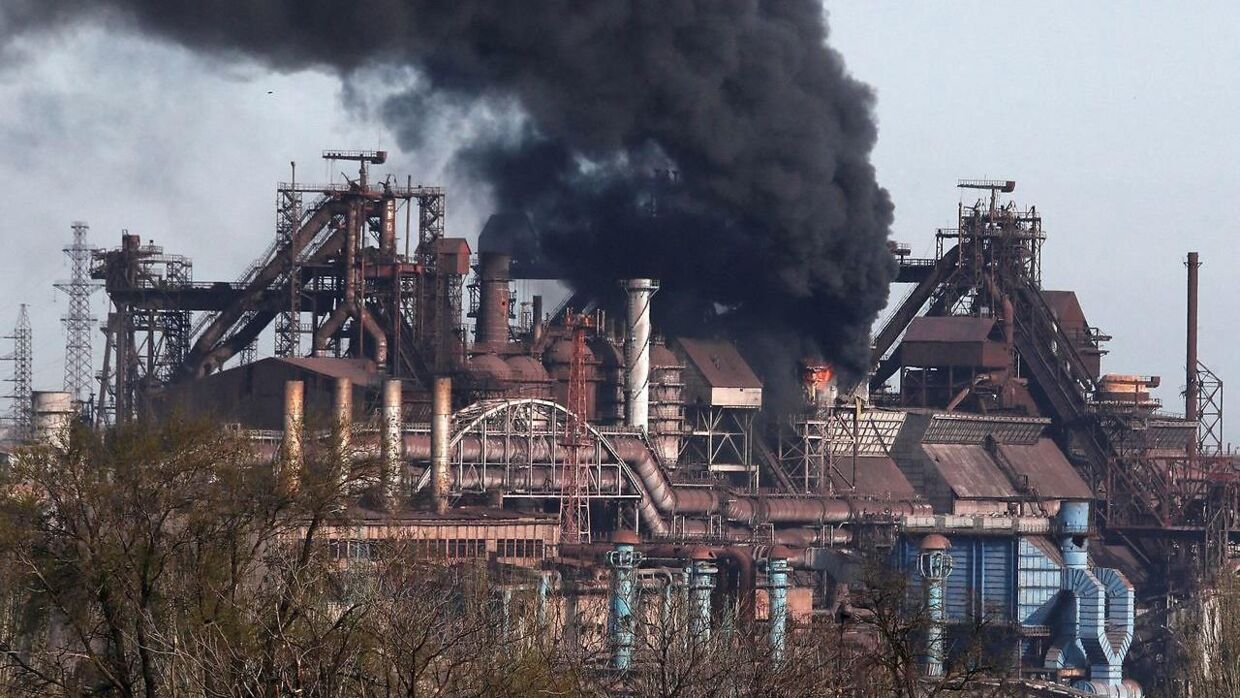 Putins krigsførelse har store konsekvenser. Her er det et stålværk i Mariupol, der er blevet bombet. 