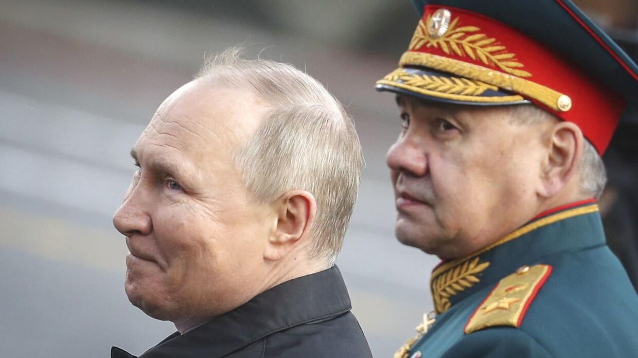 Vladimir Putin sammen med Sergei Shoigu. De to plejede at tage på fisketur sammen. 