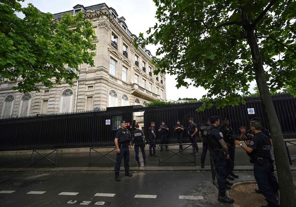 Politi uden for ambassaden i Paris.