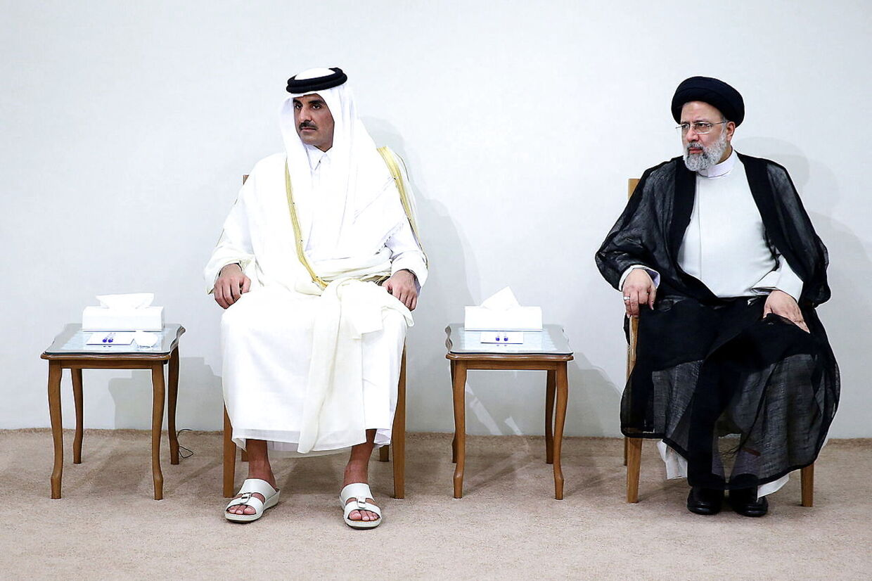 Emiren i Qatar, Tamim bin Hamad Al Thani, mødes med Irans ayatollah, Ali Khamenei, i Tehran i maj 2022. Tamim bin Hamad Al Than er Qatars enehersker.