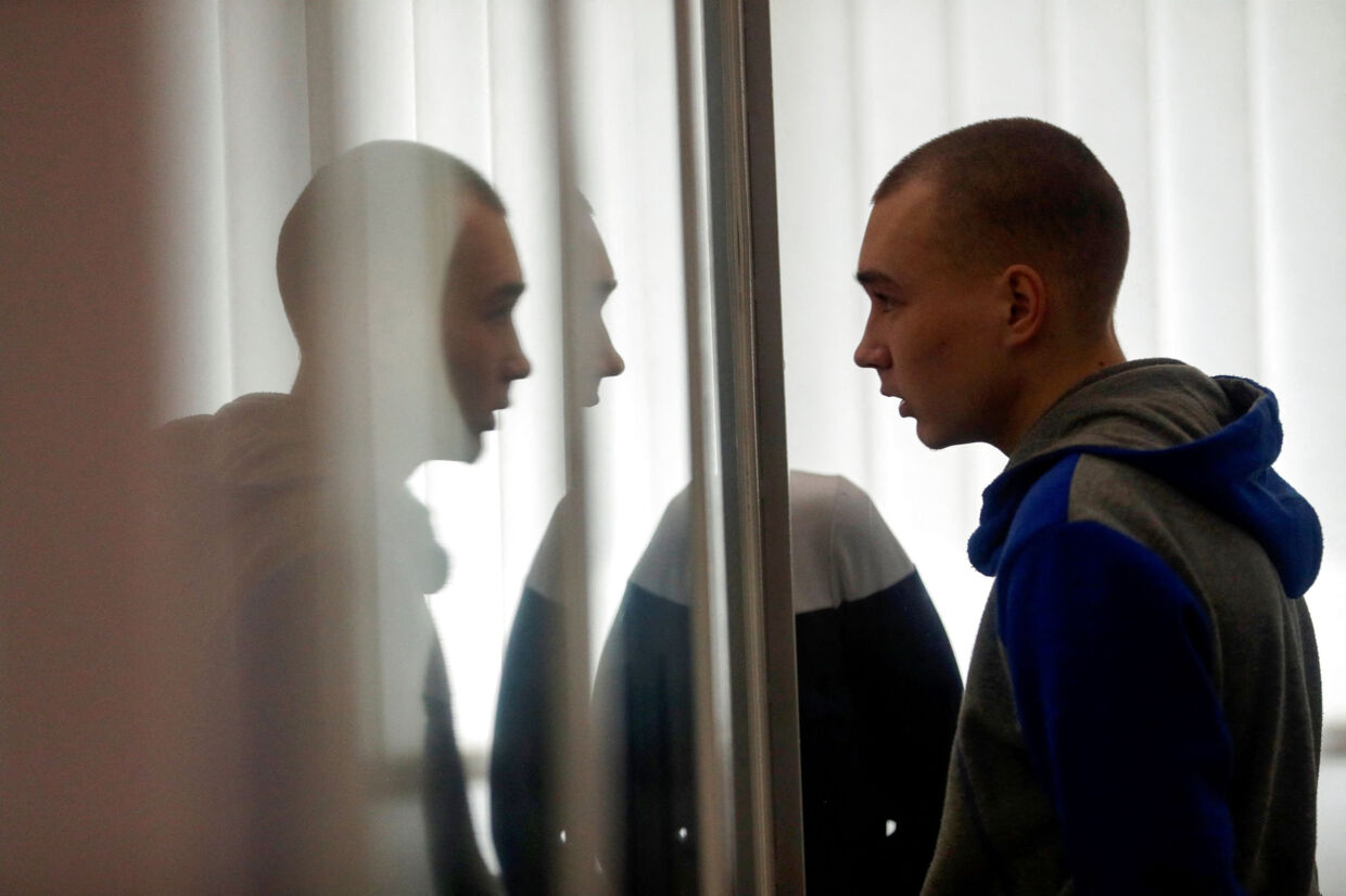 Den russiske soldat Vadim Sjisjimarin er idømt livstid efter at have dræbt en 62-årig mand i ukrainsk landsby 28. februar.  Under domsafsigelsen bar han en blå og grå hættetrøje. Viacheslav Ratynskyi/Reuters