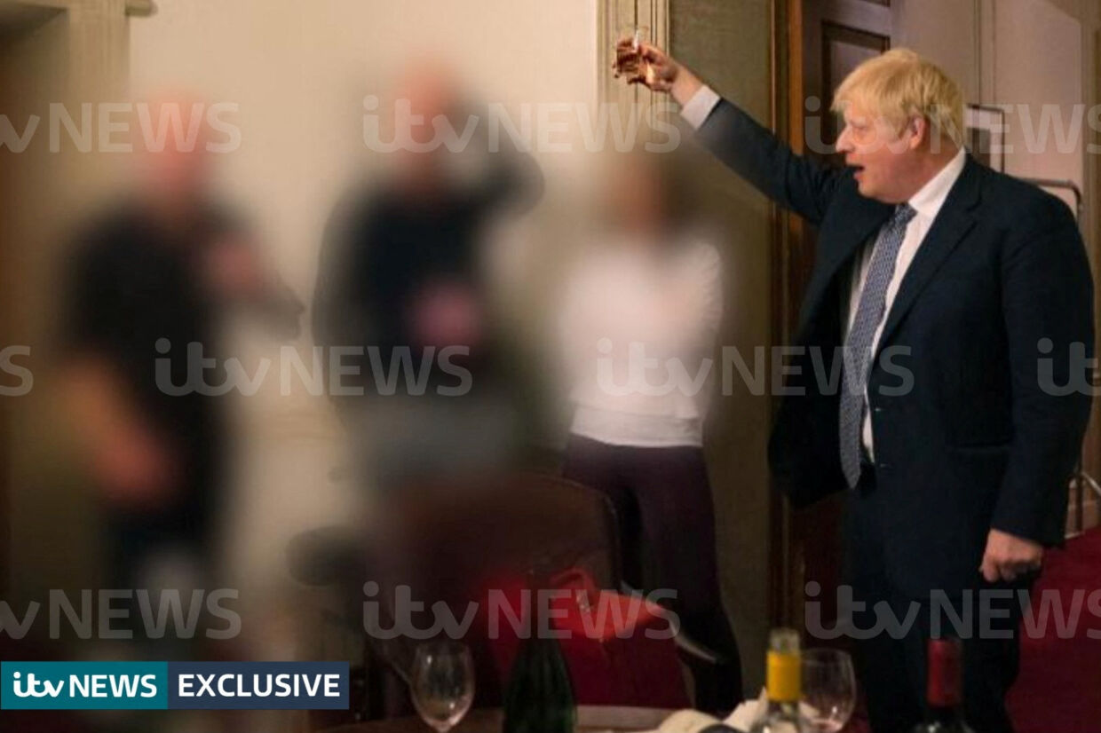 De fotos, der nu er kommet frem, viser den britiske premierminister, Boris Johnson, der hæver sit glas ved en sammenkomst, der angiveligt fandt sted i Downing Street under coronanedlukningerne i november 2020. Itv News/Reuters