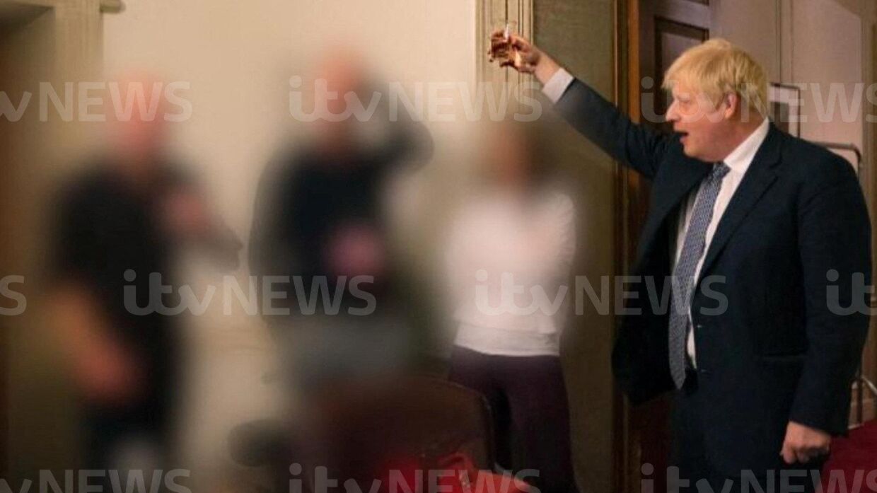 De fotos, der nu er kommet frem, viser den britiske premierminister, Boris Johnson, der hæver sit glas ved en sammenkomst, der angiveligt fandt sted i Downing Street under coronanedlukningerne i november 2020. De nye fotos kan udløse en ny bølge af kritik rettet mod Johnson. Itv News/Reuters