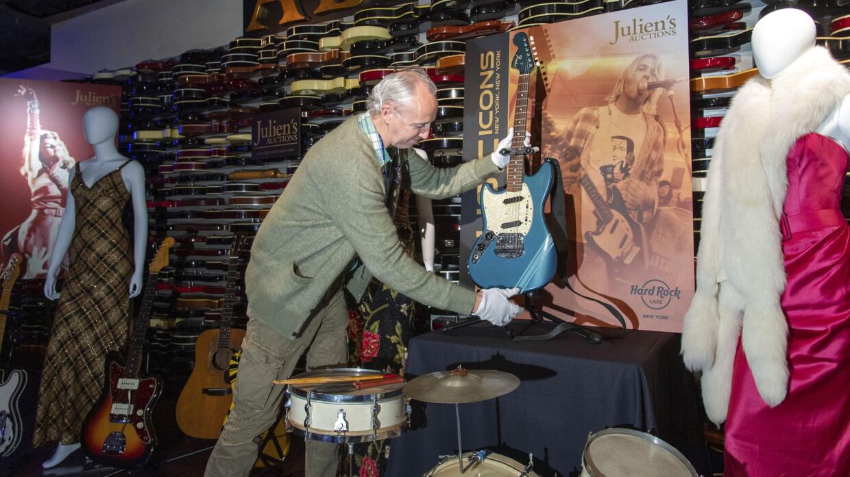 Den blå Mustang Fender guitar, som Kurt Cobain brugte i musikvideoen til Smells Like Teen Spirit, vises frem af en repræsentant for auktionshuset Julien's Auctions i New York tidligere på måneden. Ndz/Star Max/Ipx/Ritzau Scanpix