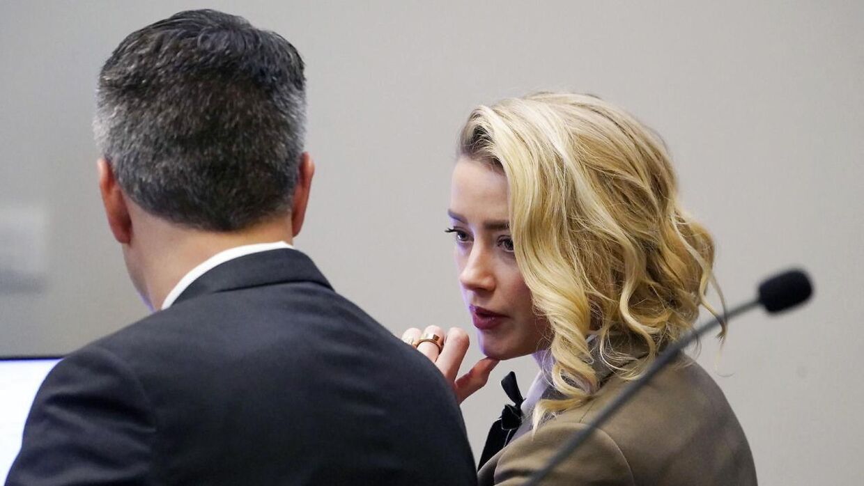 Amber Heard i retten. 