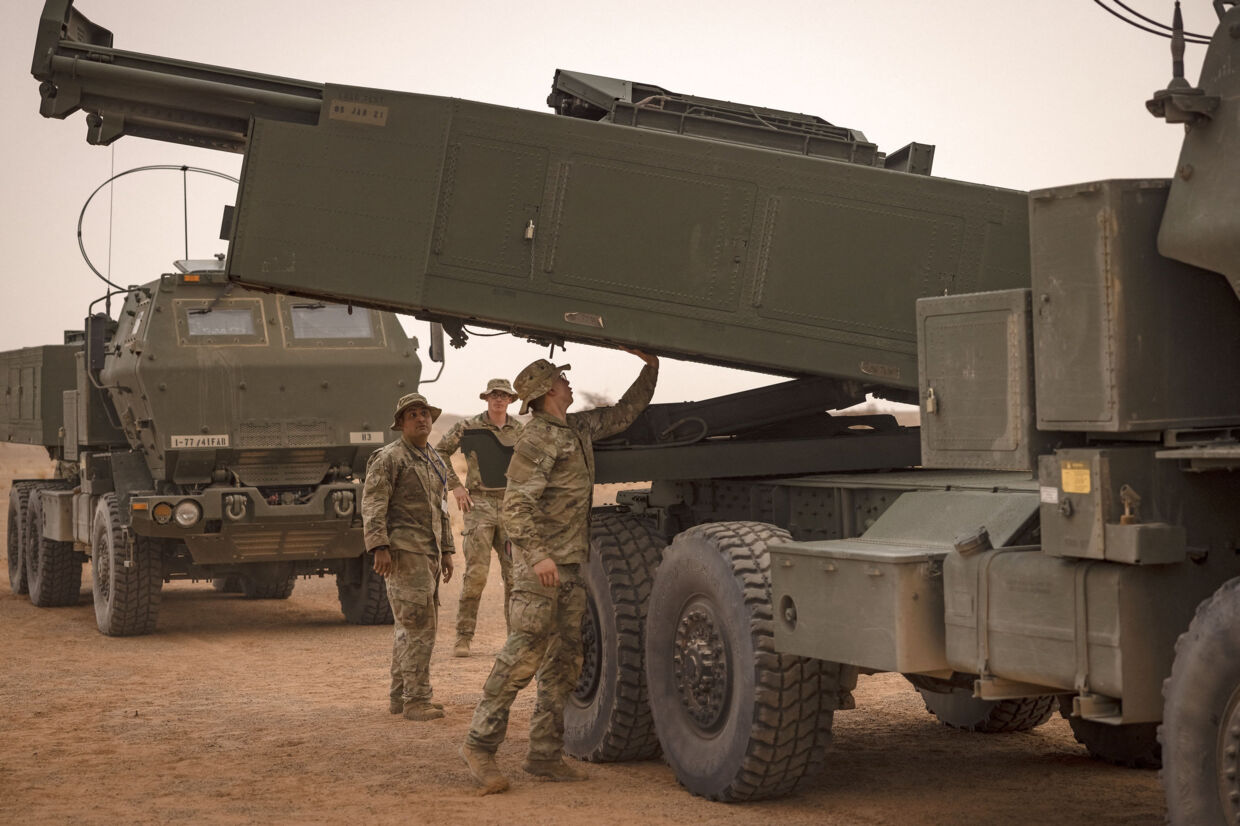 En amerikansk soldat tilser et M142 High Mobility Artillery Rocket System (HIMARS) under en militærøvelse. Et sådant system indgår i en dansk-amerikansk militærøvelse på Bornholm. Fadel Senna/Ritzau Scanpix