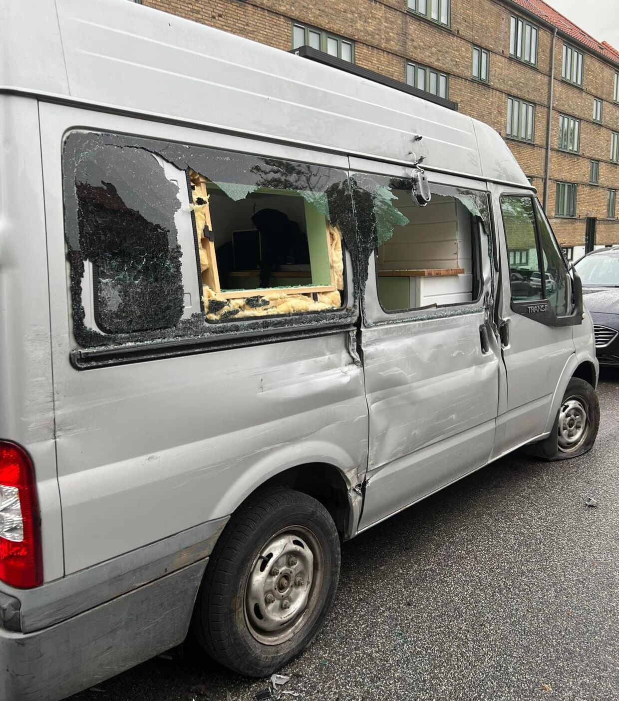 Her ses et foto af den smadrede autocamper. Påkørslen fandt sted omkring klokken 05 lødag 21. maj på Hillerødgade på Nørrebro. To andre biler blev også beskadiget. Foto: Privatfoto