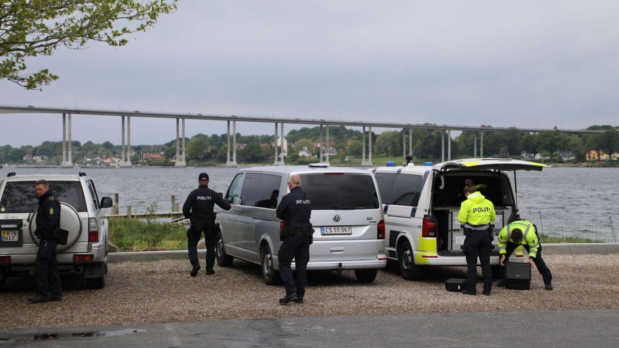 Fyns Politi er talstærkt til stede ved Svendborgsundbroen, hvor de leder efter den 43-årige mand.