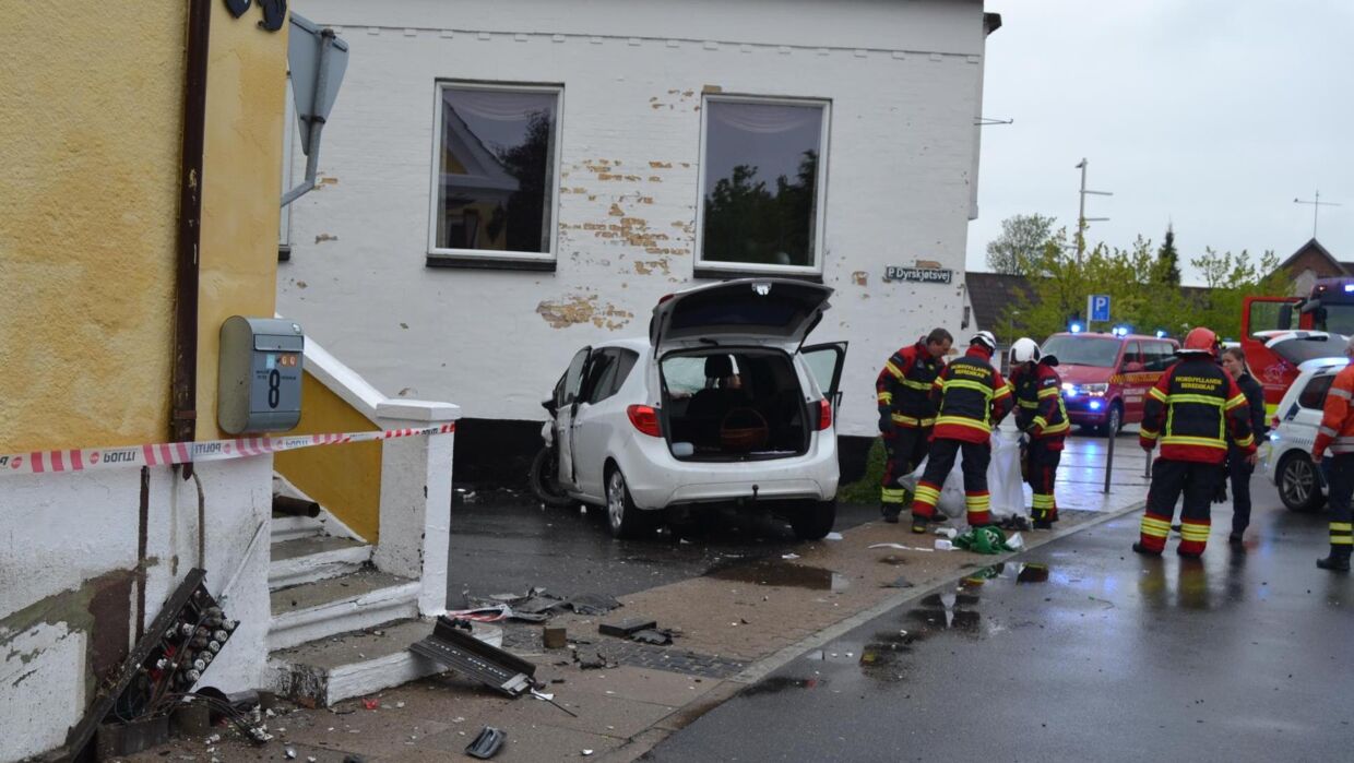 Føreren af bilen fik et ildebefindende og kørte derfor ind i huset. Foto: presse-fotos.dk