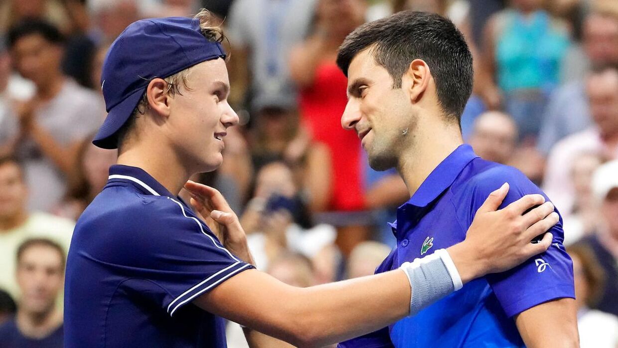 Holger Rune og Novak Djokovic i kamp sidste år under US Open.