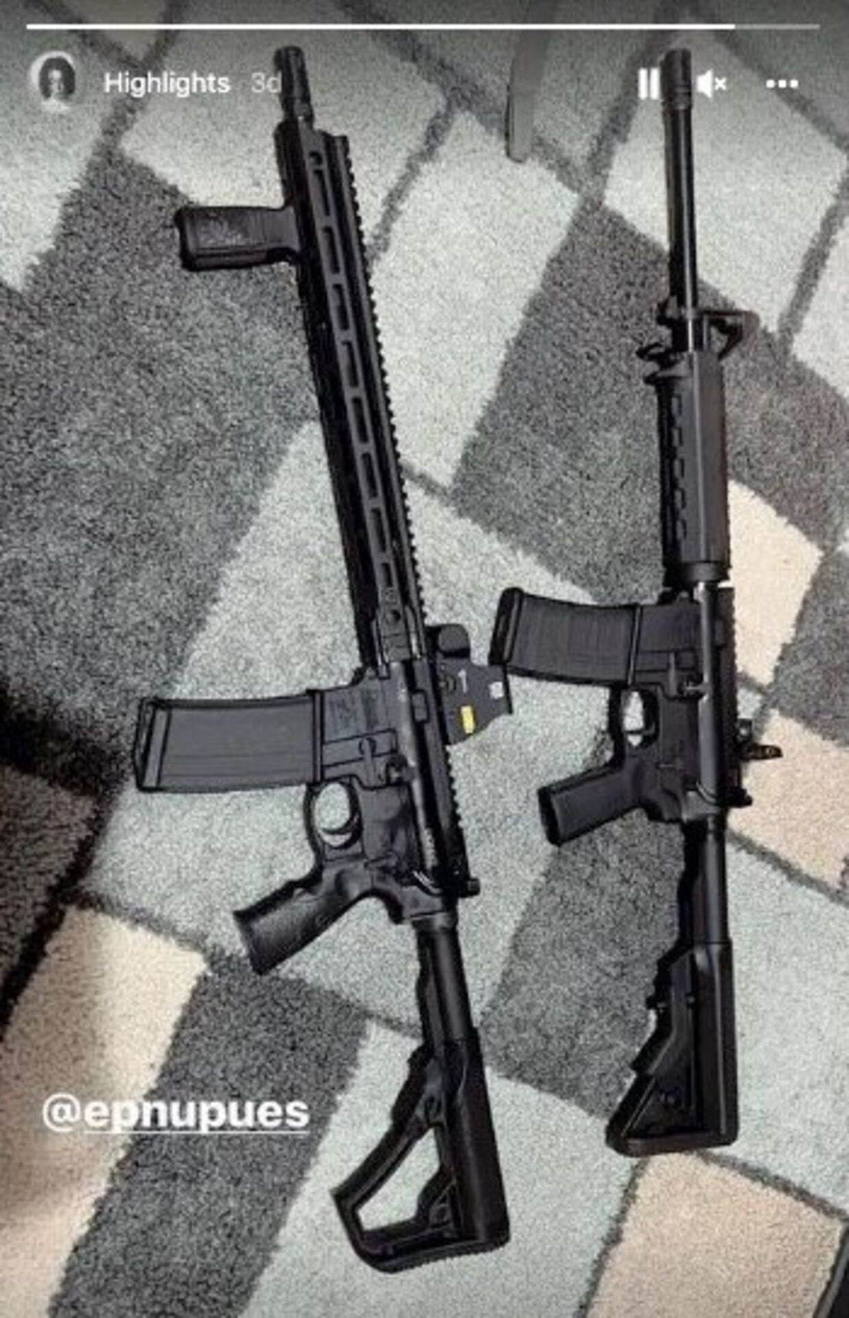 Salvador Ramos taggede kort før skyderiet en tilfældig kvinde på dette billede af to rifler.