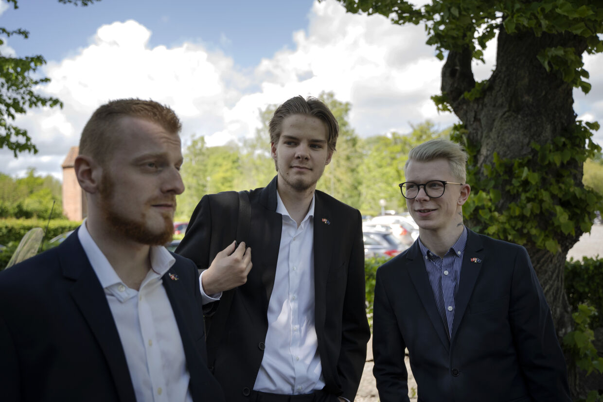 Medlemmer af DF Ungdom, der er dukket op til Støjbergs takkefet. Foto: Sarah Christine Nørgaard/BYRD.