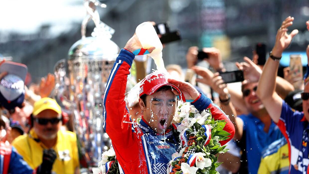Det er en tradition, at vinderen får en flaske mælk og en kæmpe blomsterkrans foruden det store trofæ med ansigter af alle vindere gennem tiden. Her Takuma Sato efter sin sejr i 2017.
