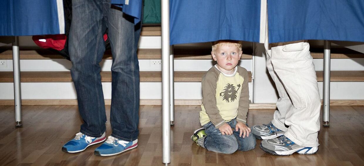 Lille dreng på Frederiksberg i stemmeboksen med sin far. Arkivfoto