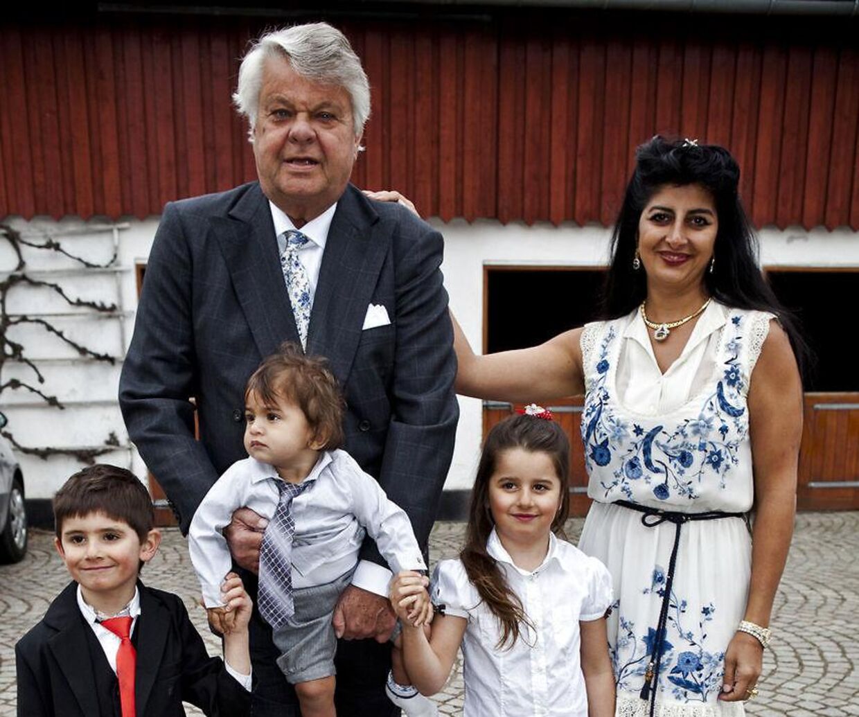 Christian Kjær med Susan Astani tilbage, da han fyldte 70 år. Han holder den dengang lille Alexander, mens Susans to mellemste børn, Stelle og Leon, står ved siden af.