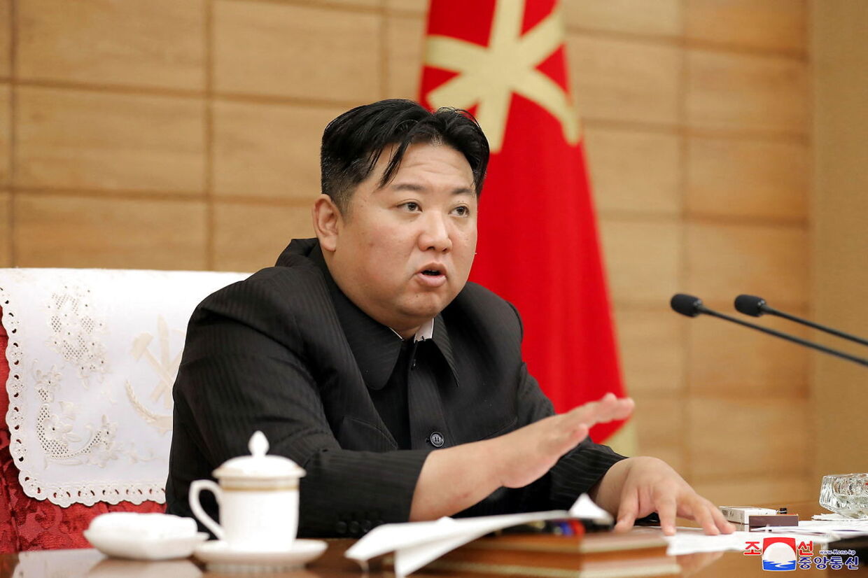Den nordkoreanske leder Kim Jong-Un taler til politbureauet om covid-19.