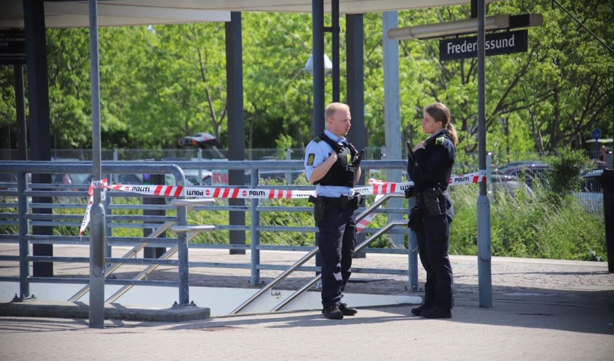 Her ses betjente i gang med efterforskningen på Frederikssund Station lørdag eftermiddag. Foto: Presse-fotos.dk. 