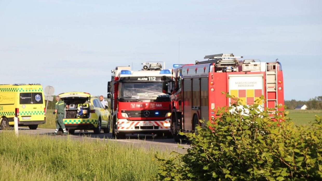 Her ses ambulancer og brandbiler ved den lille by Storvorde, hvor en mand lørdag aften er kørt galt. Foto: Presse-fotos.dk.