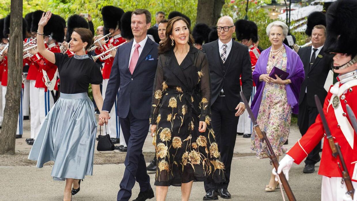 Kronprinsesse Mary, Prinsesse Marie, Prins Joachim og Prinsesse Benedikte ankommer til Koncertsalen. Gæsterne ankommer til balletgalla, i anledning af Dronningens 50-års Regentjubilæum, i Koncertsalen i Tivoli i København, lørdag den 21. maj 2022.