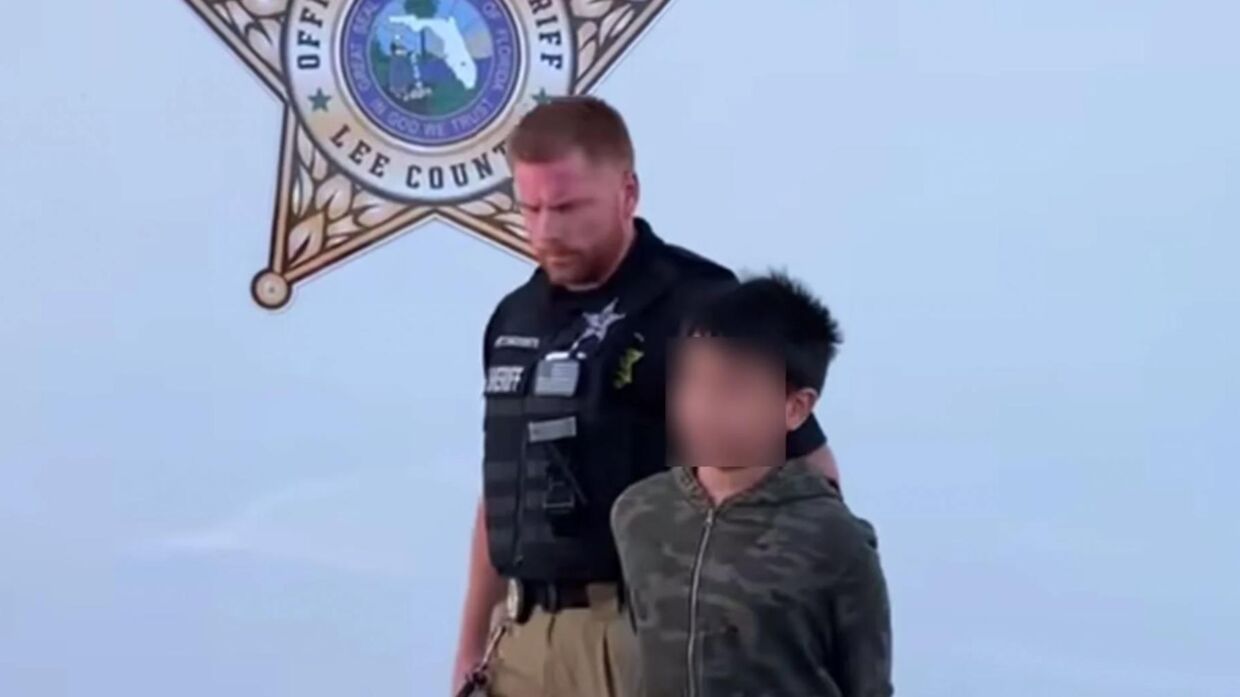 Billeder af drengen, der bliver ført væk, er offentliggjort af Lee County Sheriff's Department. Foto: Lee County Sheriff's Department