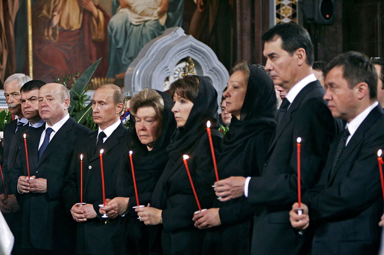 ARKIVFOTO fra Boris Jeltsins begravelse i 2007. Vladmir Putin ses som nummer fire fra venstre, mens Valentin Jumasjev ses yderst til højre.