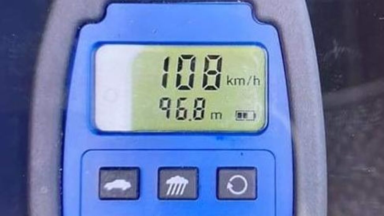 Midt- og Vestsjællands Politi har delt et billede af speedometeret, der målte mandens hastighed. Foto: Midt- og Vestsjællands Politi