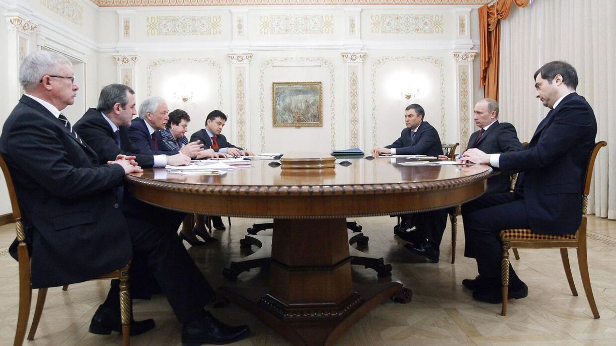 ARKIVFOTO fra 2011. Yderst til venstre ses Oleg Morozov. I midten til højre sidder Vladimir Putin.