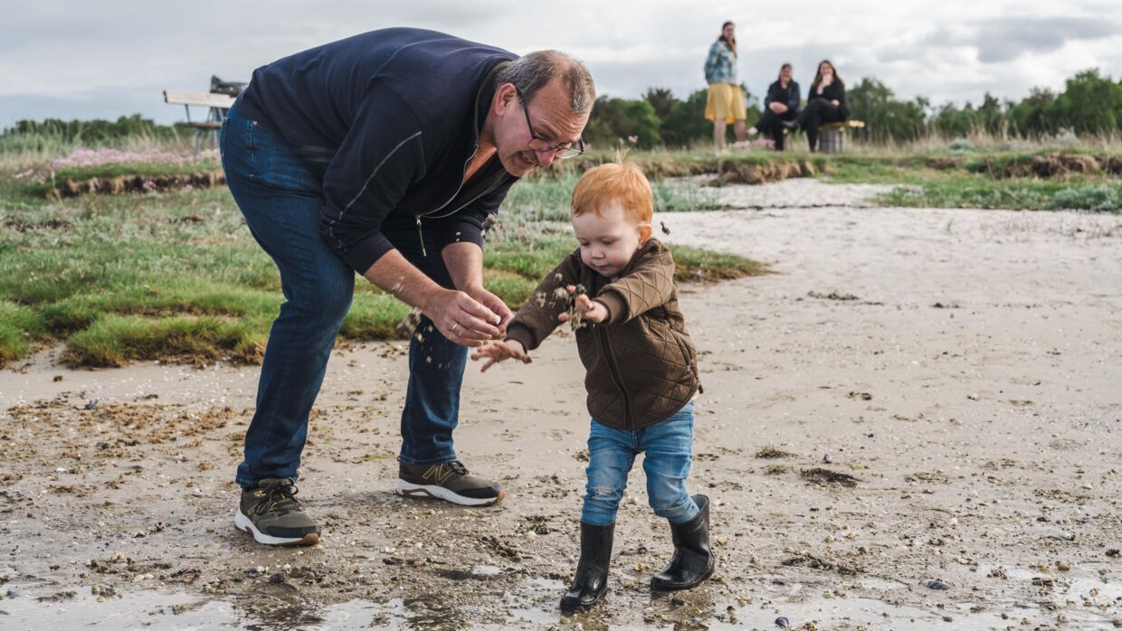 Kjeld ses her sammen med sit barnebarn. Foto: Rasmus Laurvig/Byrd.