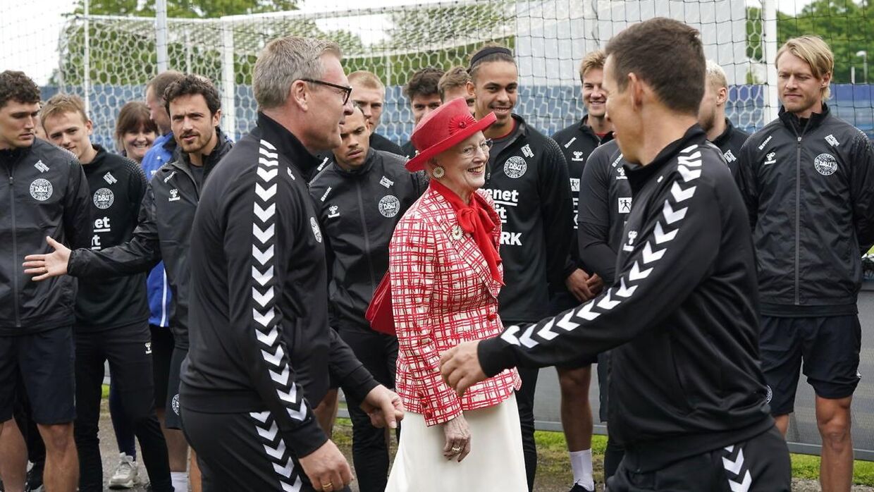 Dronning Margrethe møder fodboldlandsholdet, da hun besøger Helsingør Kommune i forbindelse med sommertogtet, onsdag den 1. juni 2022.