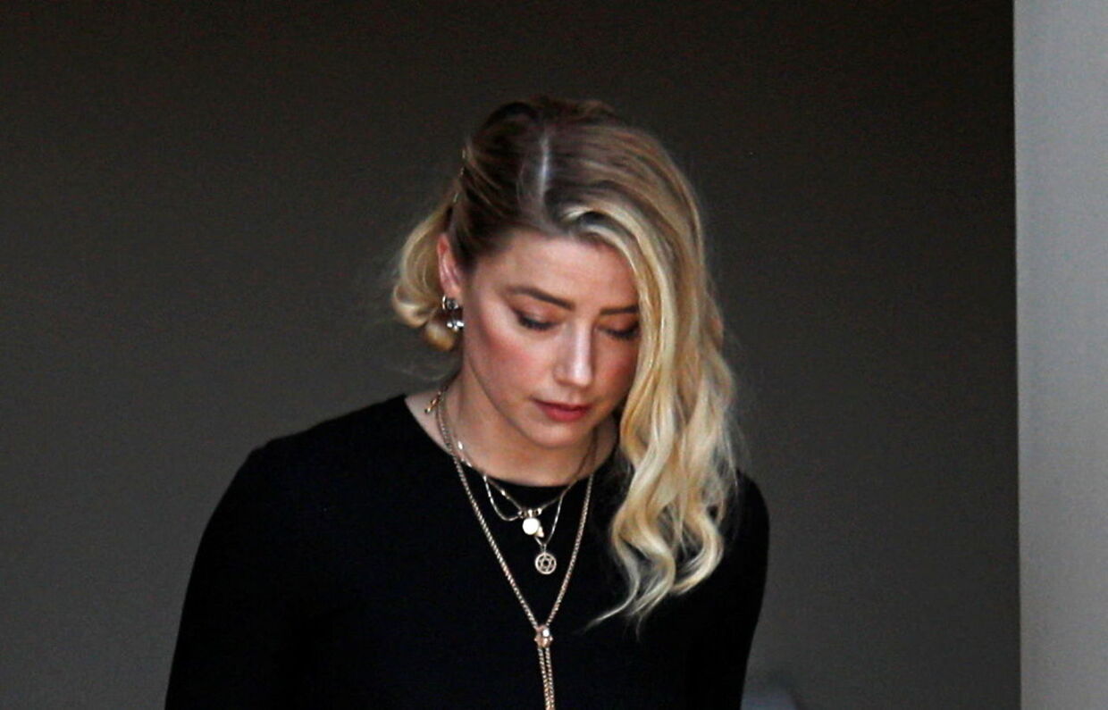 Amber Heard forlader retten efter at have tabt sagen med sin eksmand Johnny Deep. REUTERS/Tom Brenner