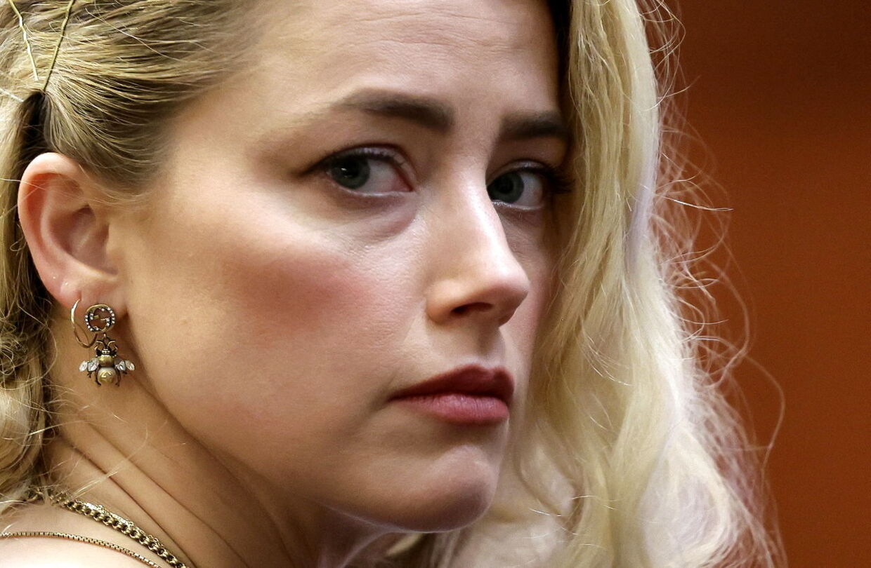 Her ses et billede Amber Heard, mens hun onsdag aften ventede på, at dommen ville falde. 