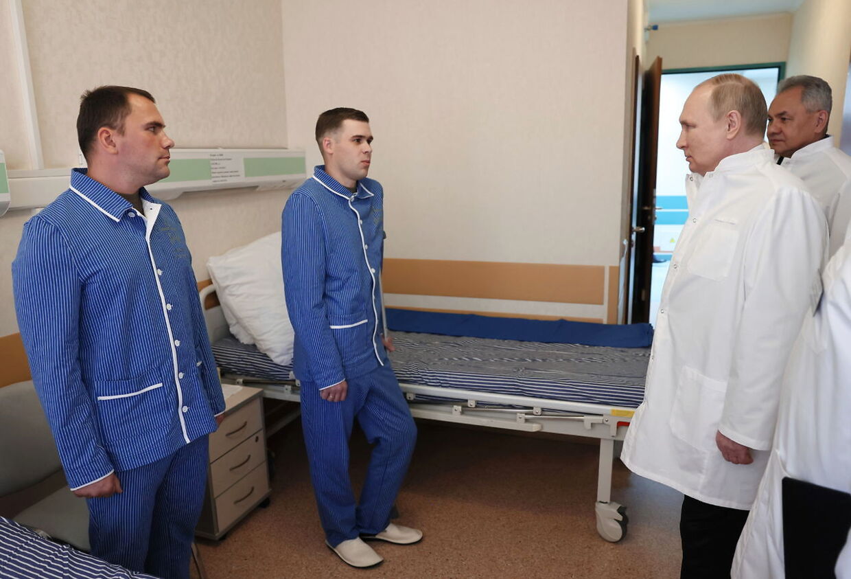 Putin i et møde med to sårede russiske militærfolk i slutningen af maj.