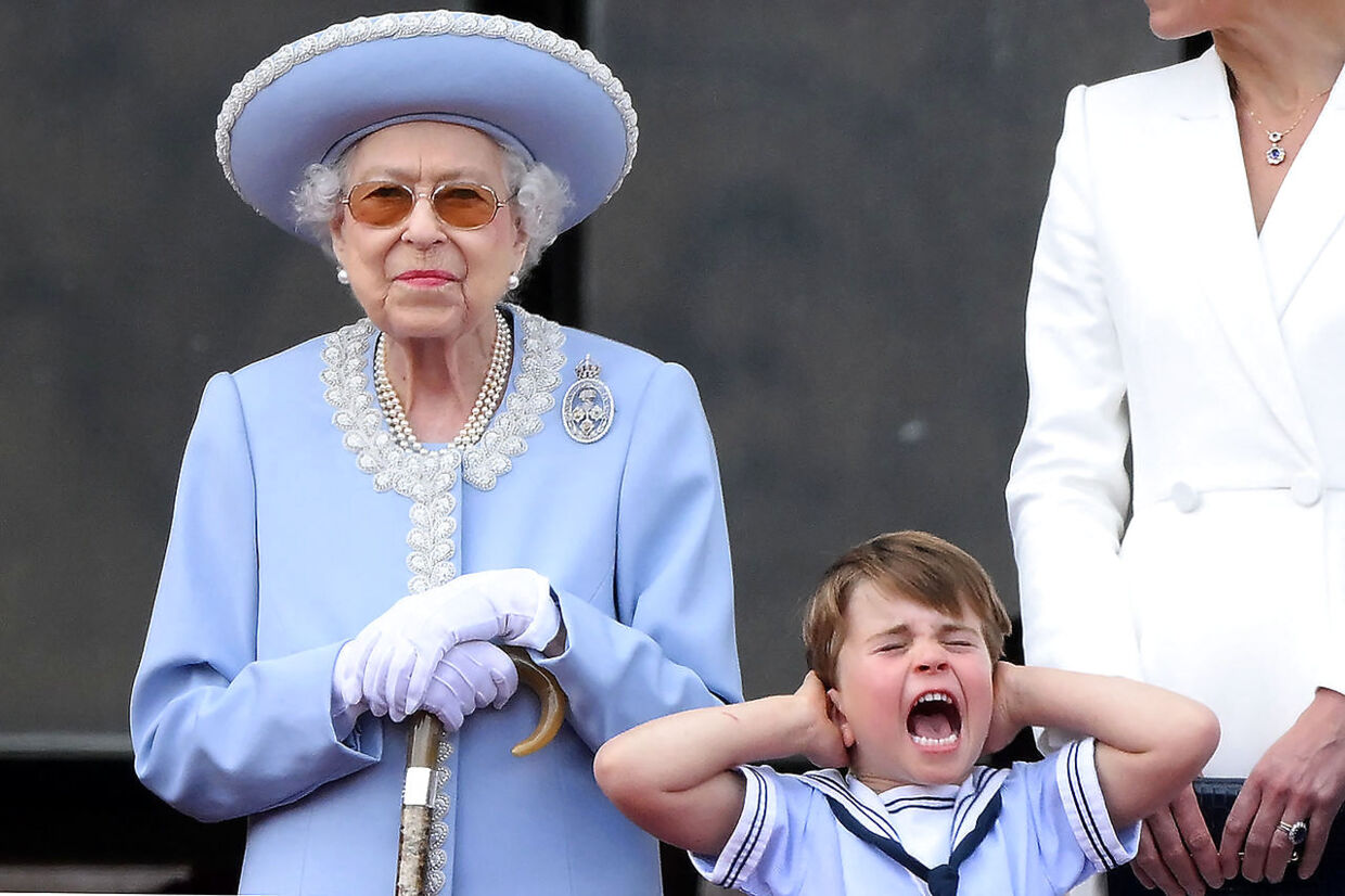 Fireårige prins Louis blev lidt overvældet af den høje larm fra flyene, mens den solbrilleklædte 70-års jubilar tog det i stiv arm.