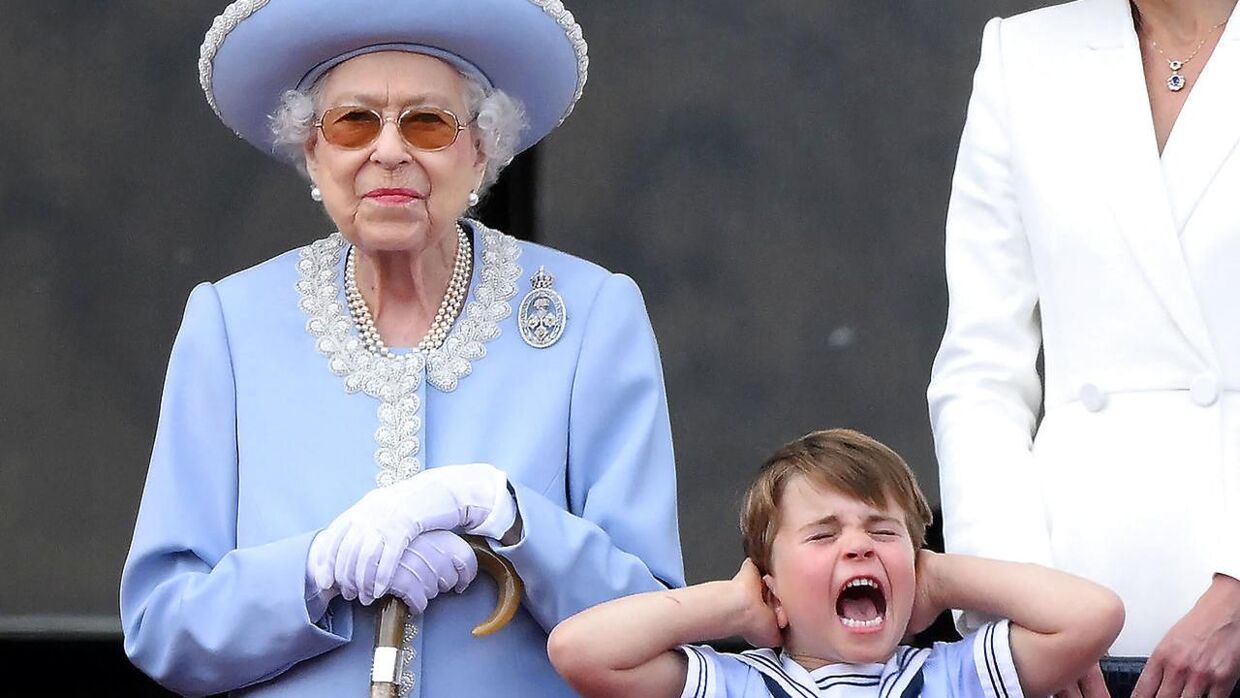 Dronning Elizabeths barnebarn, prins Louis, holder sig for ørene under militærparaden for Dronningen.