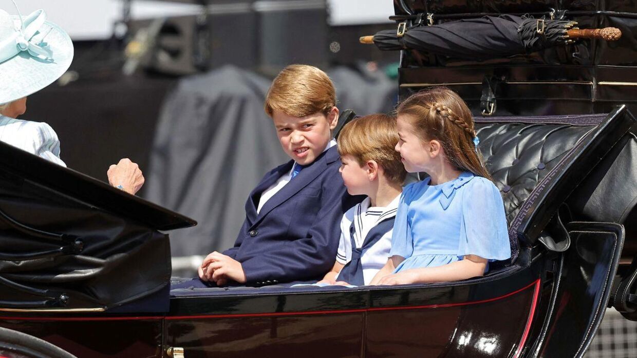 Prins William og hertuginde Kates tre royale rollinger, prins George, prins Louis og prinsesse Charlotte. De var med i kareten for første gang.