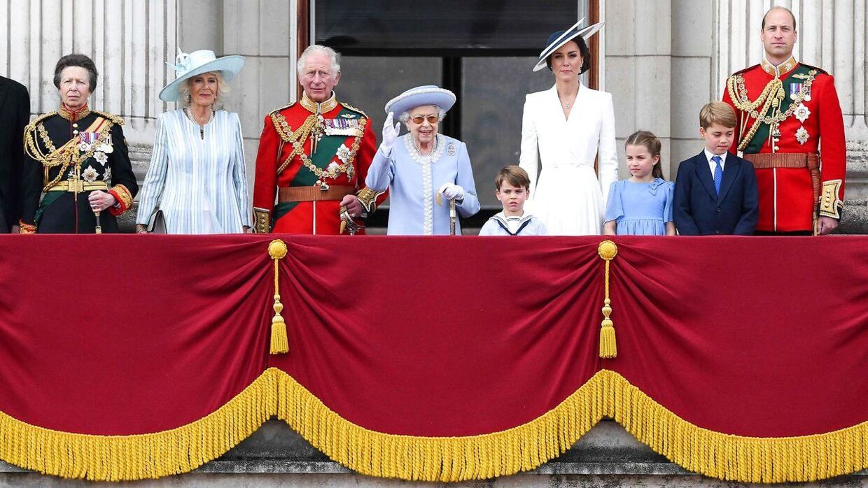 Prinsesse Anne, hertuginde Camilla, prins Charles, dronning Elizabeth, prins Louis, hertuginde Kate, prinsesse Charlotte, prins George og prins William på Buckingham Palace's balkon, torsdag den 2. juni 2022.