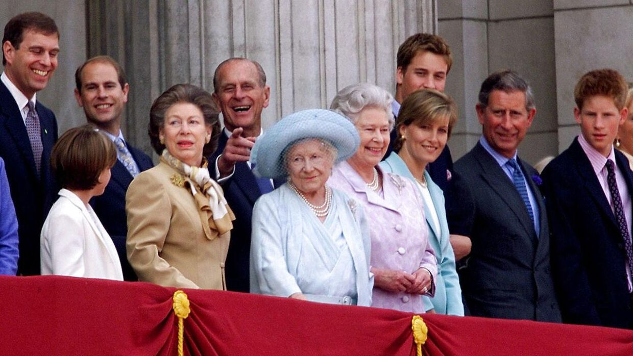 Sådan så balkonen ud i år 2000. Her er det prins Andrew, prinsesse Eugenie, prins Edward, prinsesse Margaret, prins Philip, Dronningemoderen, Dronningen, grevinde Sophie, prins William, prins Charles og prins Harry.