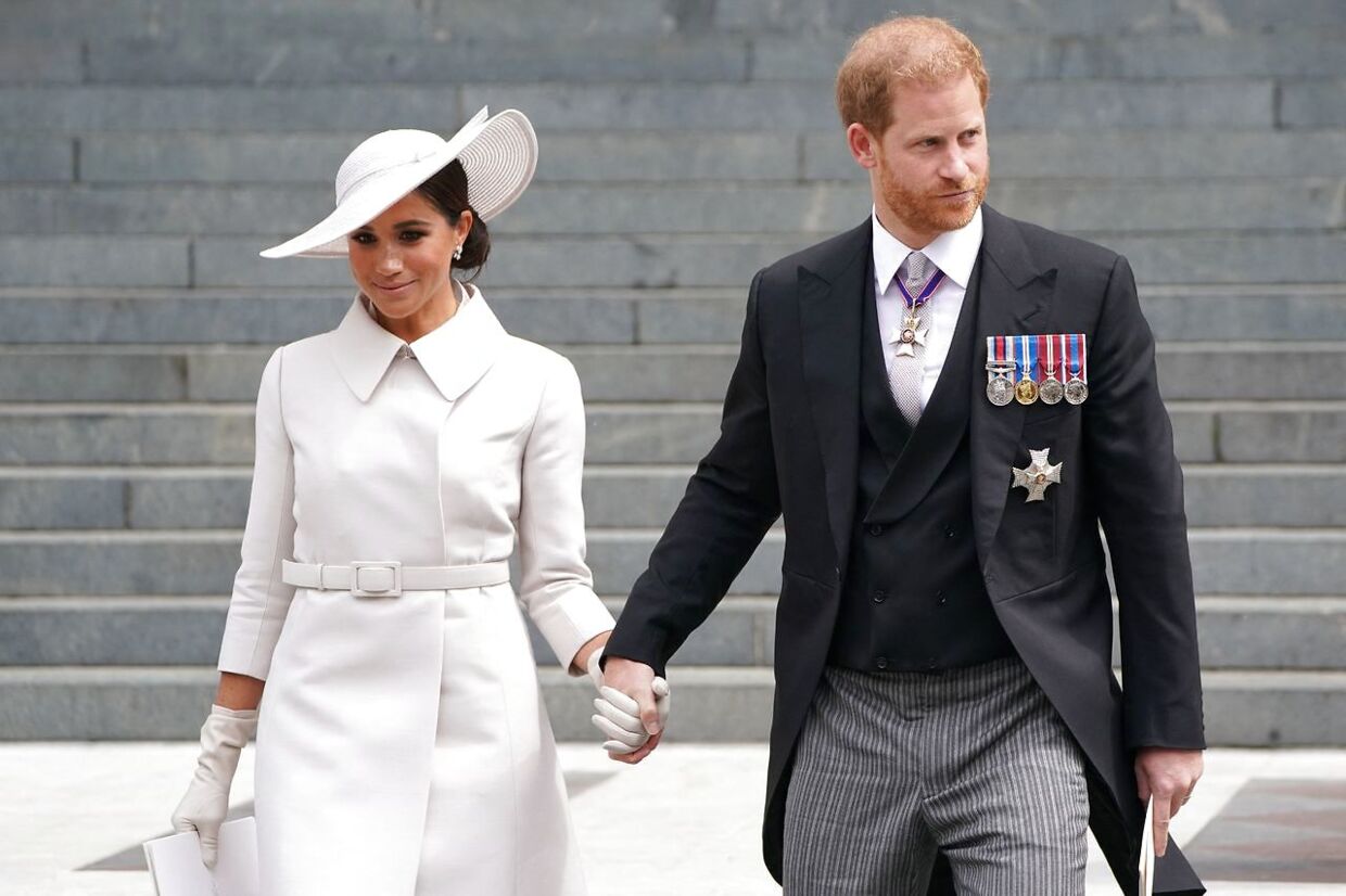 Prins Harry og hertuginde Meghan forlader St. Paul's Cathedral efter dagens gudstjeneste.