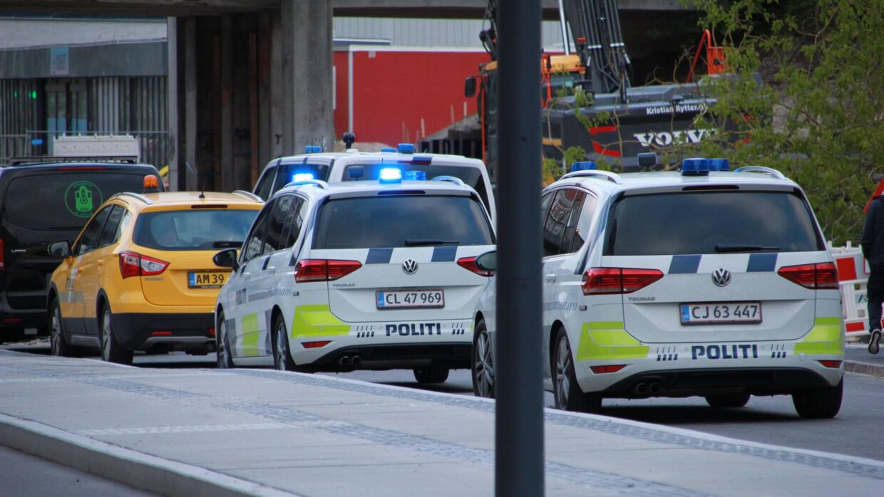 Nordjyllands Politi bliver alarmeret af en bekymret aalborgenser, som ser en ung mand gå rundt med en pistol i hånden.