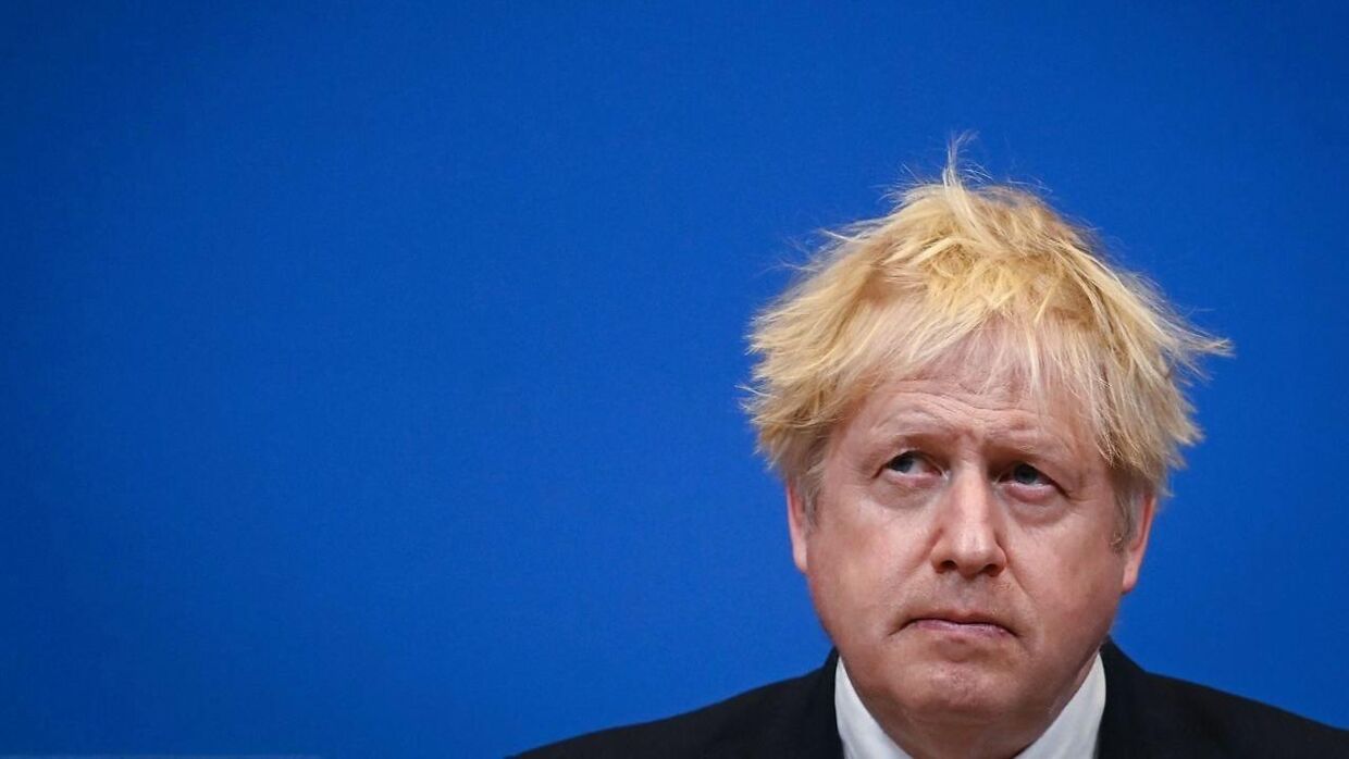 Den britiske premierminister, Boris Johnson, skal ud i en tillidsafstemning mandag aften. Den kan koste ham posten som premierminister og formand for Det Konservative Parti.