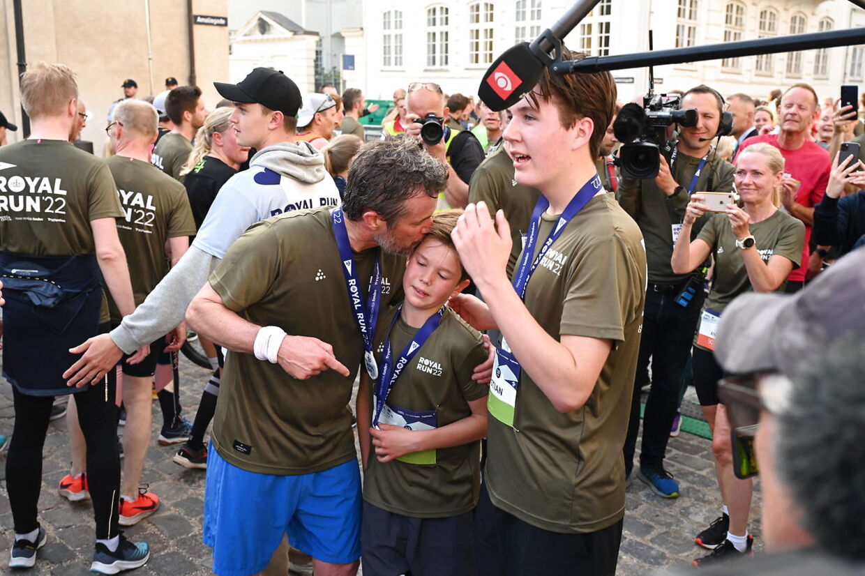 11-årige prins Vincent modtager kys, kram og rosende ord efter dagens anden løbetur.