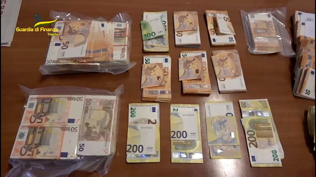 Det italienske politi fandt store mængder af 50- 100- og 200-euro-pengesedler. Foto: Guardia di Finanza Press Office/Ritzau Scanpix