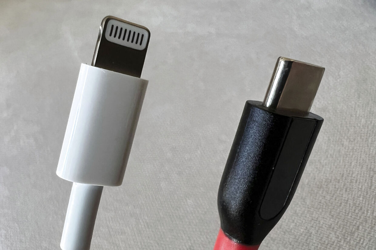 Her ses et Lightning-stik fra Apple til venstre ved siden af en USB-C-stik til højre. (Arkivfoto). Christoph Dernbach/Ritzau Scanpix